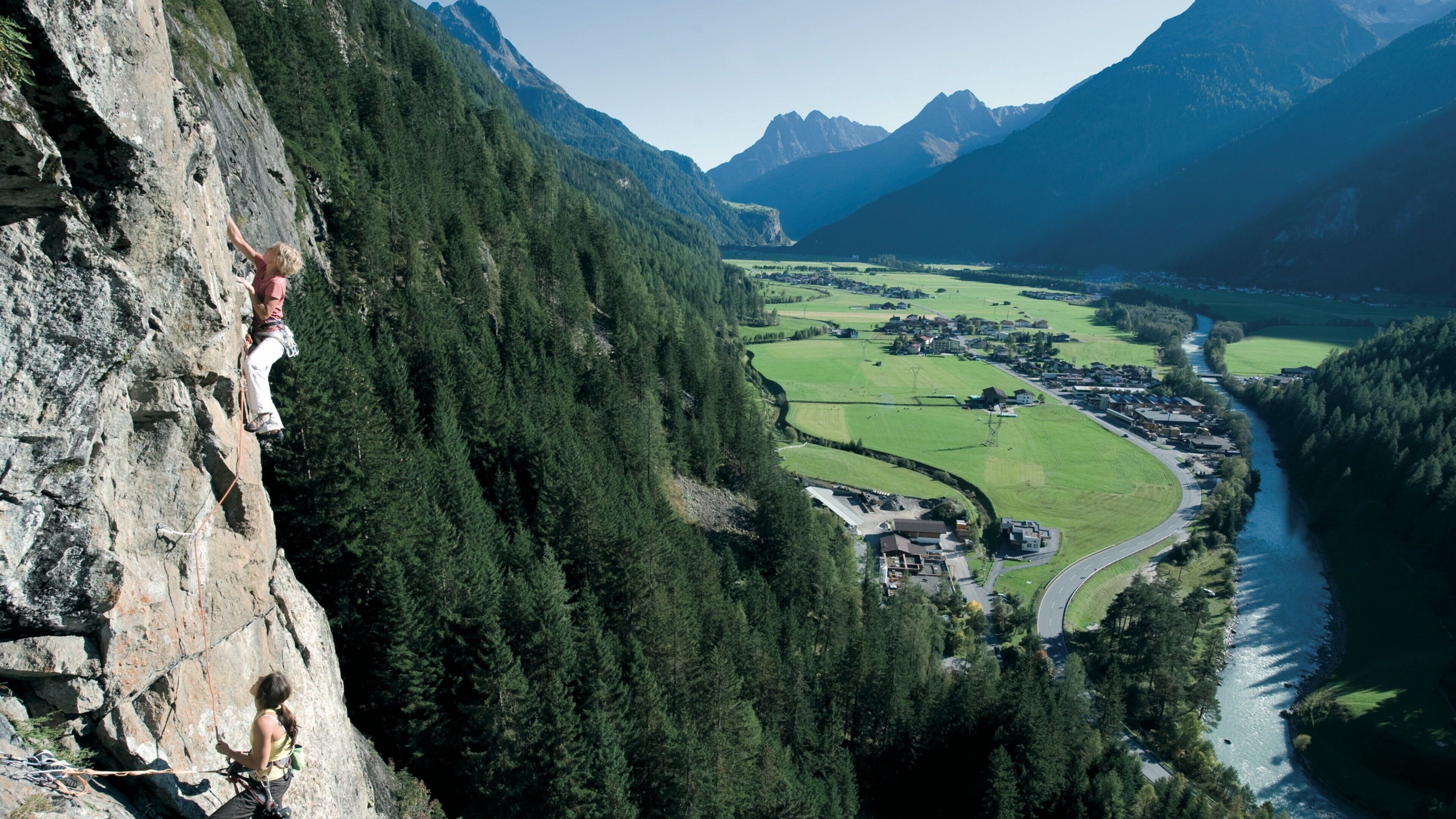 Tirol mit einem Bergsteigen, ruhige Szenerie und Berge