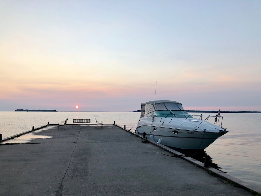 Un barco fondeado en un muelle al atardecer.