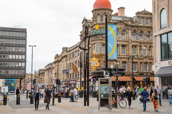 Northumberland Street showing street scenes