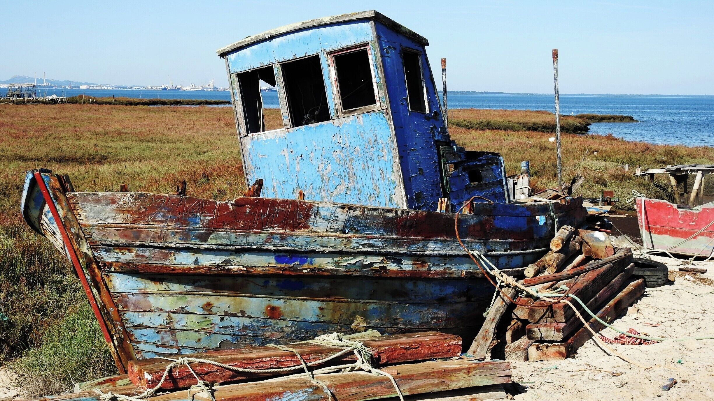 #comporta #portugal #caispalafitico #carrasqueira 

O Cais Palafítico da Carrasqueira é uma construção, das décadas de 50 e 60, feita pela comunidade local com estacas de madeira irregular. Tem  algumas centenas de metros e serve de ancoradouro para os barcos de pesca que ali acostam. É um lugar interessante e diferente que pode proporcionar um excelente passeio.

The Carrasqueira Palafitic Pier is a construction of the 50s and 60s made by the local community with irregular wood stakes. It has a few hundred meters and serves as an anchorage for the fishing boats that lie there. It is an interesting and different place that can provide a great tour.