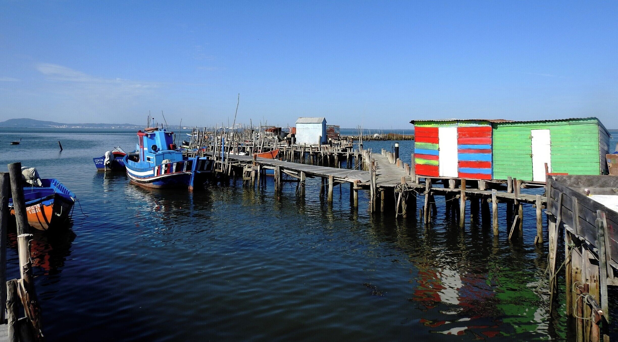#comporta #portugal #caispalafitico #carrasqueira 

O Cais Palafítico da Carrasqueira é uma construção, das décadas de 50 e 60, feita pela comunidade local com estacas de madeira irregular. Tem  algumas centenas de metros e serve de ancoradouro para os barcos de pesca que ali acostam. É um lugar interessante e diferente que pode proporcionar um excelente passeio.

The Carrasqueira Palafitic Pier is a construction of the 50s and 60s made by the local community with irregular wood stakes. It has a few hundred meters and serves as an anchorage for the fishing boats that lie there. It is an interesting and different place that can provide a great tour.