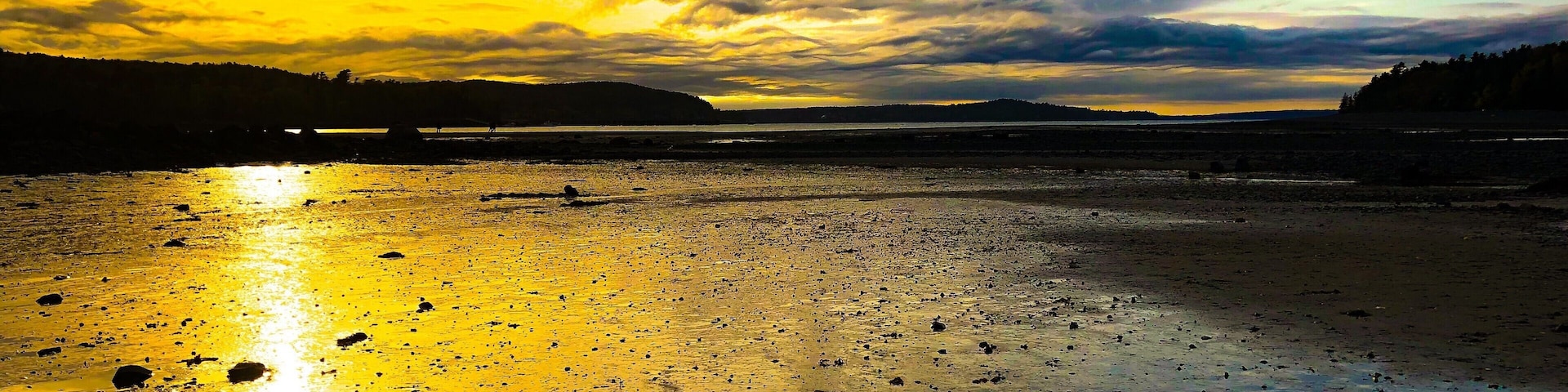 To the left dusk begins and to the right the day is still trying to hold on for a few more minutes #lifeatexpedia #beaches