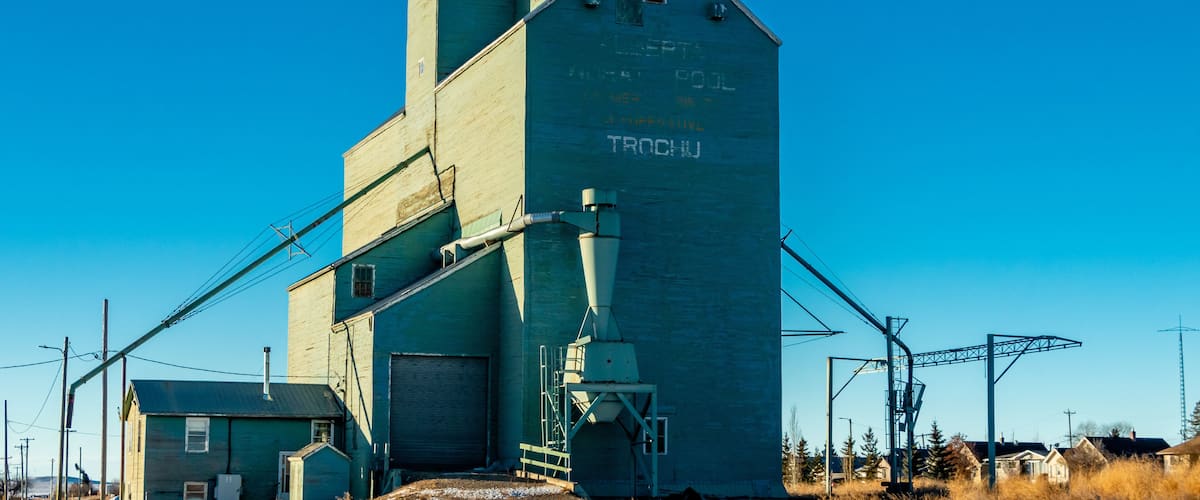 A large industrial building with a silo labeled "TROCHJ" and a smaller adjacent structure.