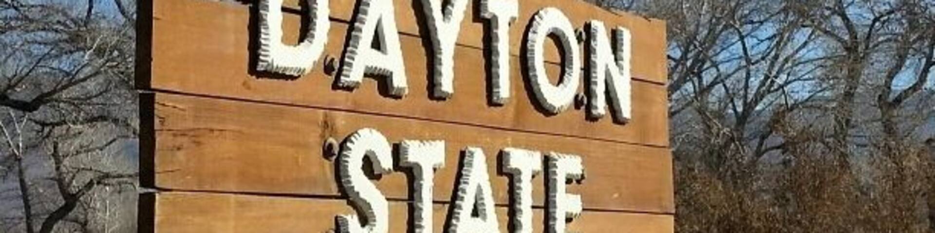 Un letrero de madera con el texto 'Dayton State Park'.