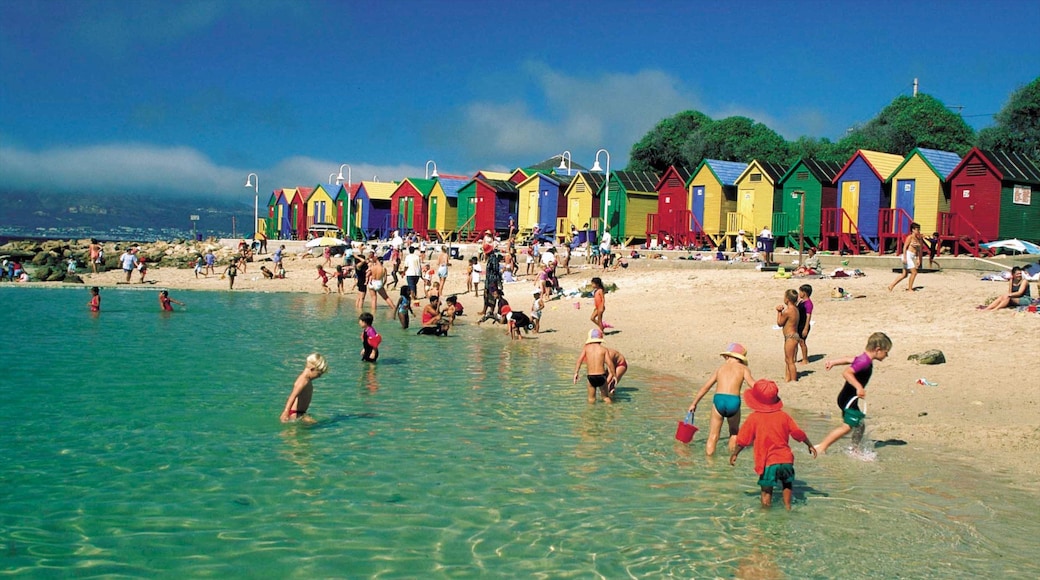 Kapstaden som visar en strand och kustutsikter såväl som barn
