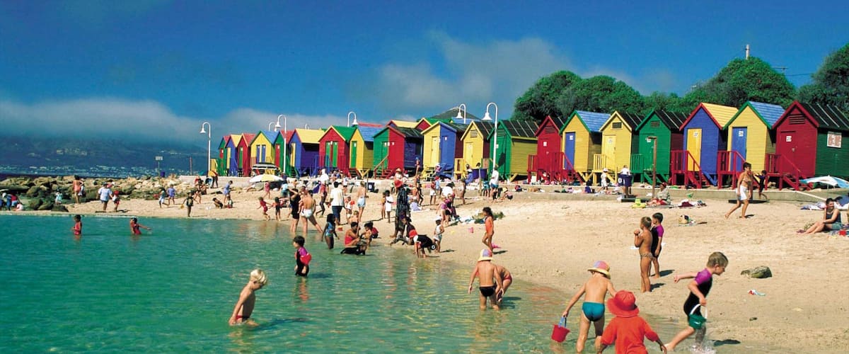 Ciudad del Cabo que incluye vistas generales de la costa y una playa y también niños