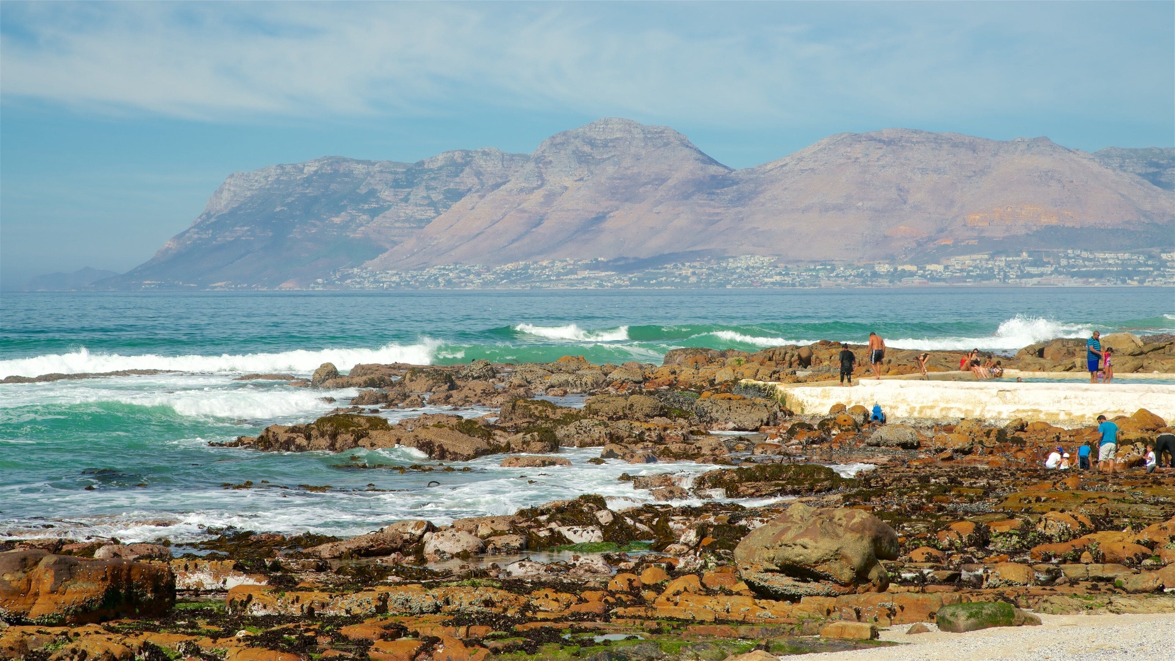 St. James ofreciendo costa escarpada y vistas generales de la costa y también un pequeño grupo de personas