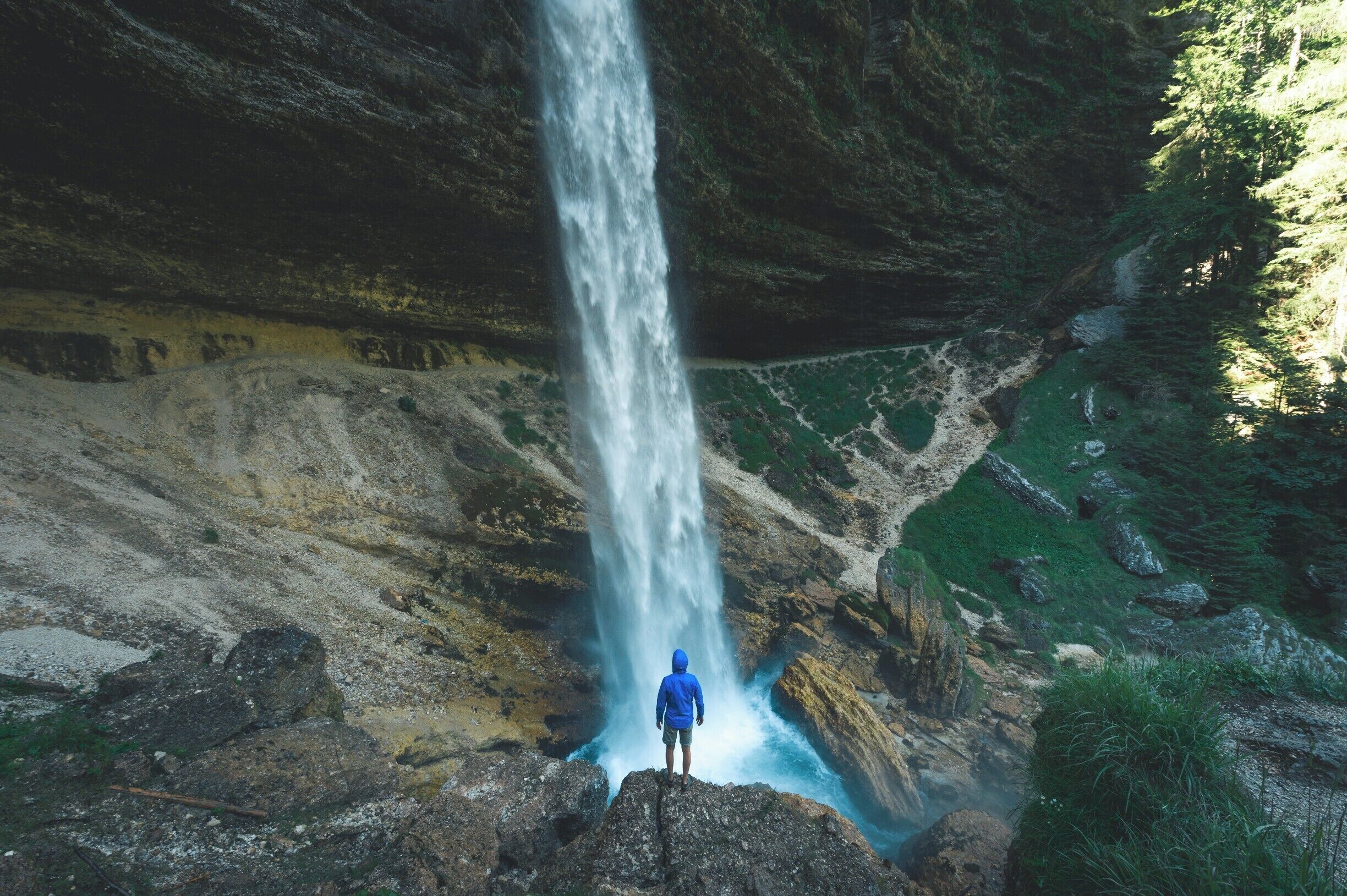 Its been a while since my last post... but i had an amazing roadtrip through some beautiful balkan countries! In Slovenia we stopped at this epic fall that reminds me of the iconic Seljalandsfoss in Iceland (which you can also walk behind) ... but i think i prefer this one just that little more  Maybe because there 2 of these falls right above each other... #TroveOn #TakeAHike

https://www.facebook.com/ShotByCanipel/
https://www.instagram.com/canipel/