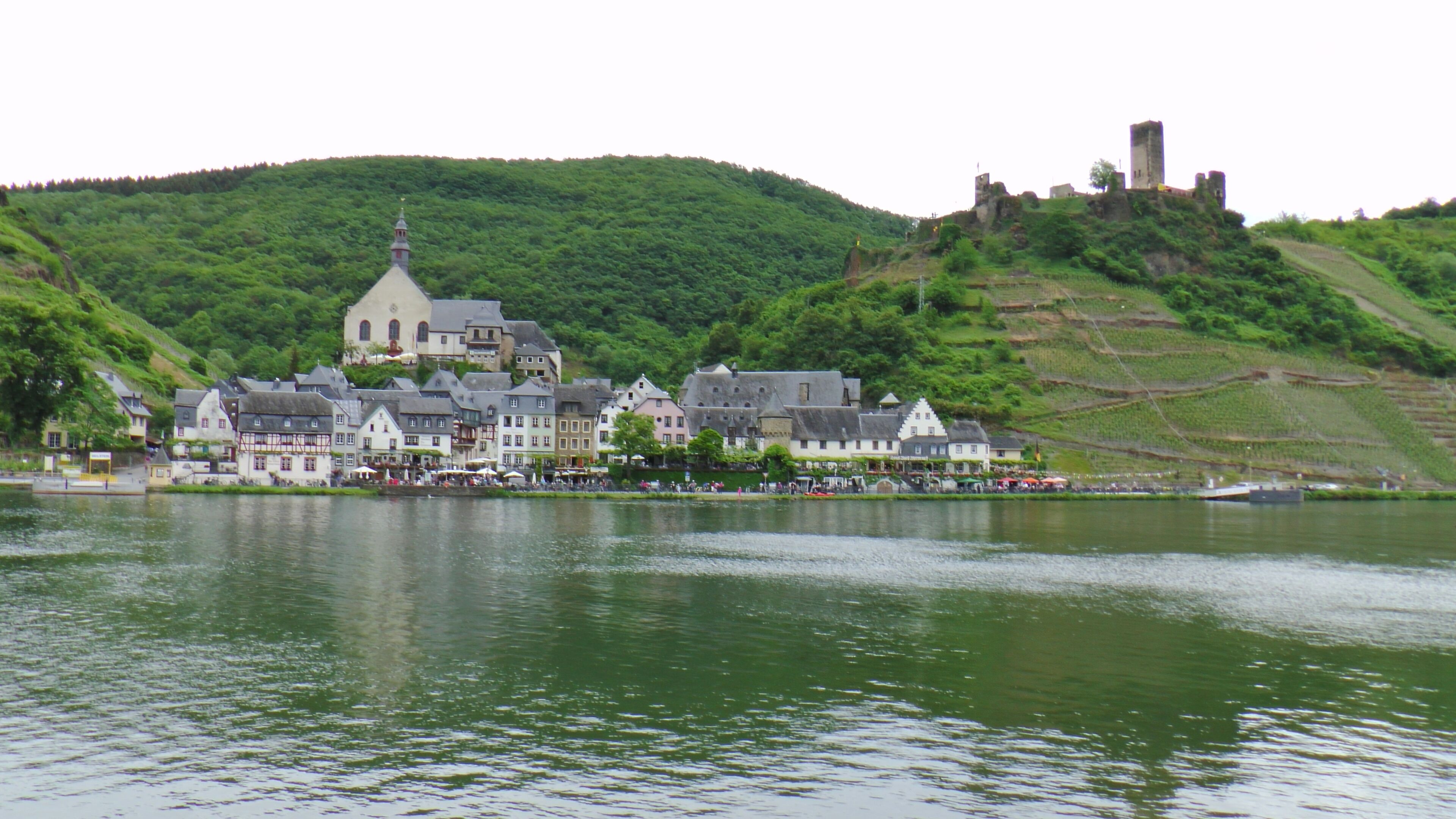 Vom linken Mosel-Ufer schauen wir auf Beilstein mit der Karmeliterkirche und die Burg Metternich 145 m ü. NHN.