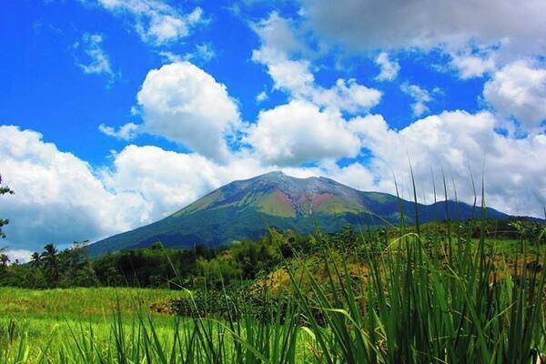 The colorful mouth of Mt Canlaon stands out amidst the #blue background of the sky.