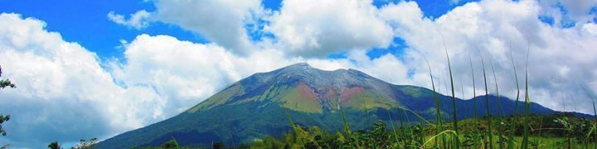 The colorful mouth of Mt Canlaon stands out amidst the #blue background of the sky.