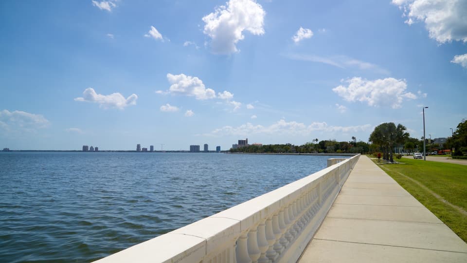 Hyde Park showing a river or creek