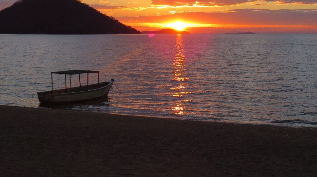 One of the most beautiful sunset in Africa. It's so bright and amazing. This lake is one of the biggest in Africa and you can go swimming, fishing, sailing... #waterlust
#goldenhour
#troveron