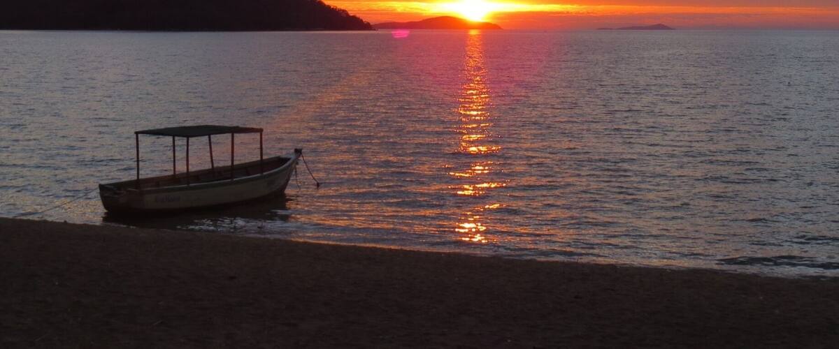 One of the most beautiful sunset in Africa. It's so bright and amazing. This lake is one of the biggest in Africa and you can go swimming, fishing, sailing... #waterlust
#goldenhour
#troveron