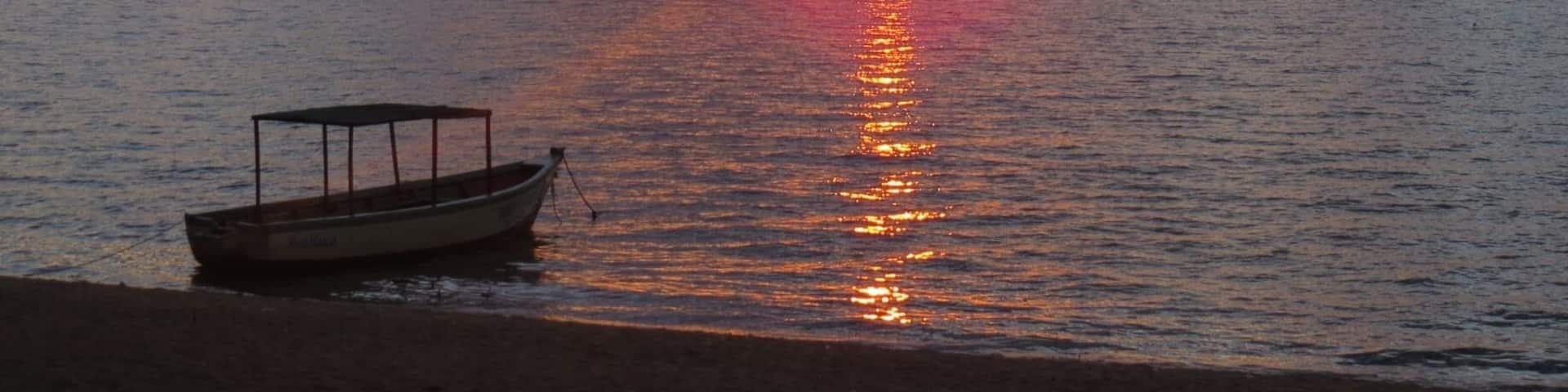 One of the most beautiful sunset in Africa. It's so bright and amazing. This lake is one of the biggest in Africa and you can go swimming, fishing, sailing... #waterlust
#goldenhour
#troveron