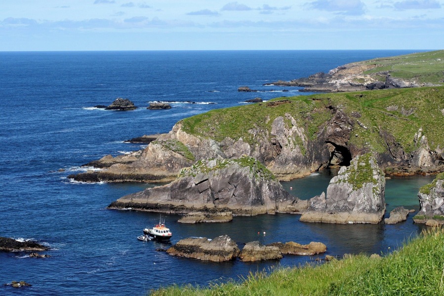Assess to the Great Blasket (An Blascaod Mór) is from the tiny pier at Dún Chaoin. As you can image, sea conditions can be rough very often.