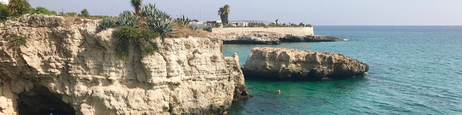 Lieu près de Monopoli. Endroit magnifique où il y a pleins de petites criques où se baigner.