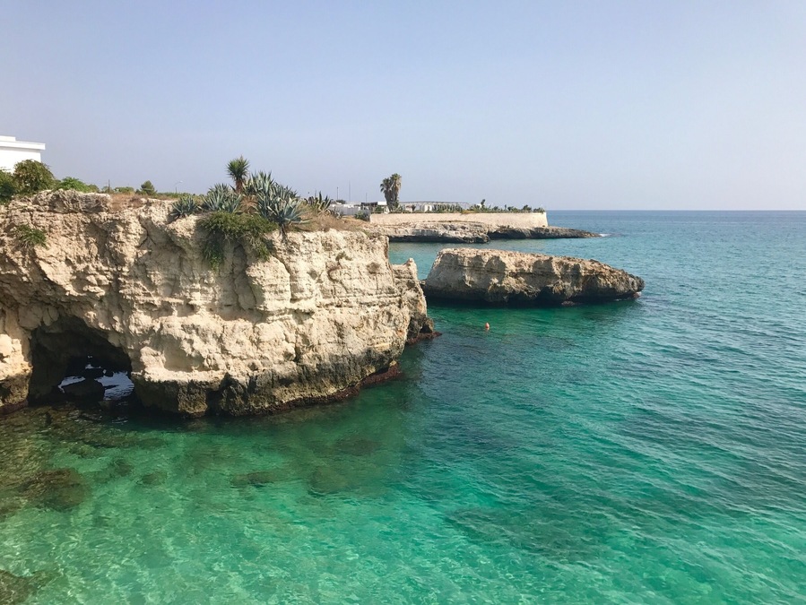 Lieu près de Monopoli. Endroit magnifique où il y a pleins de petites criques où se baigner.