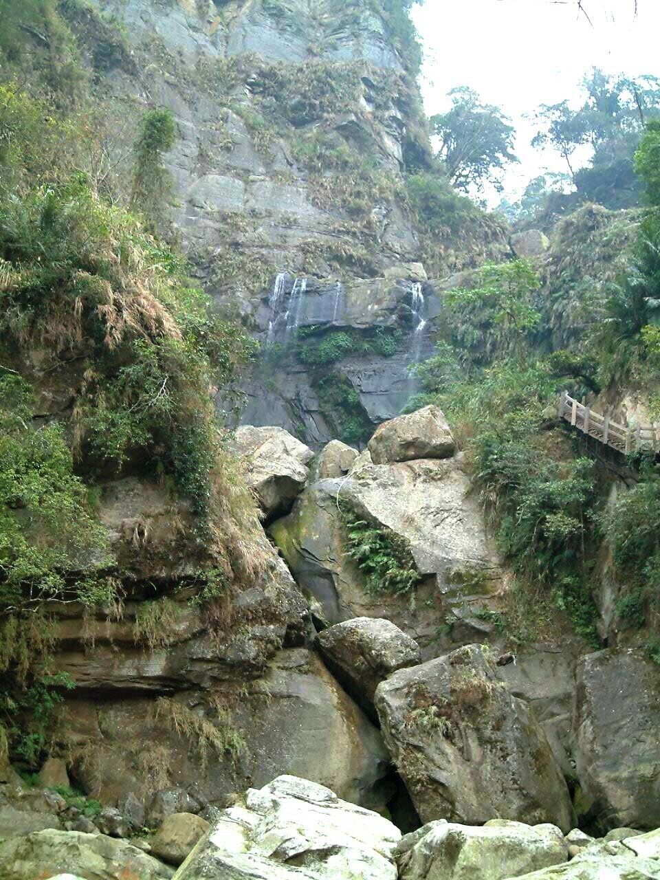 雲潭瀑布中、下層，落差分別為60公尺、15公尺。