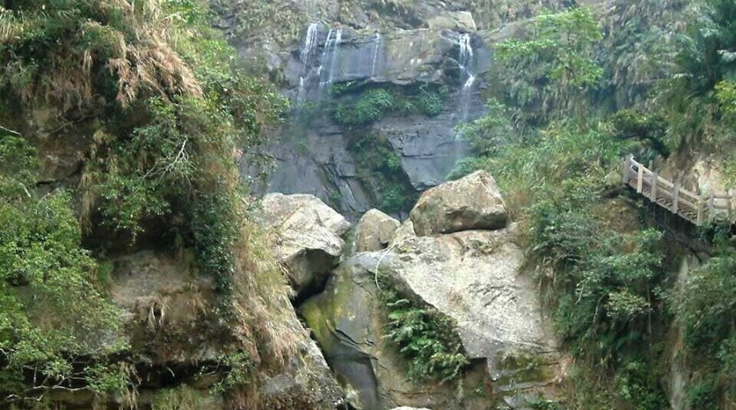 雲潭瀑布中、下層,落差分別為60公尺、15公尺。