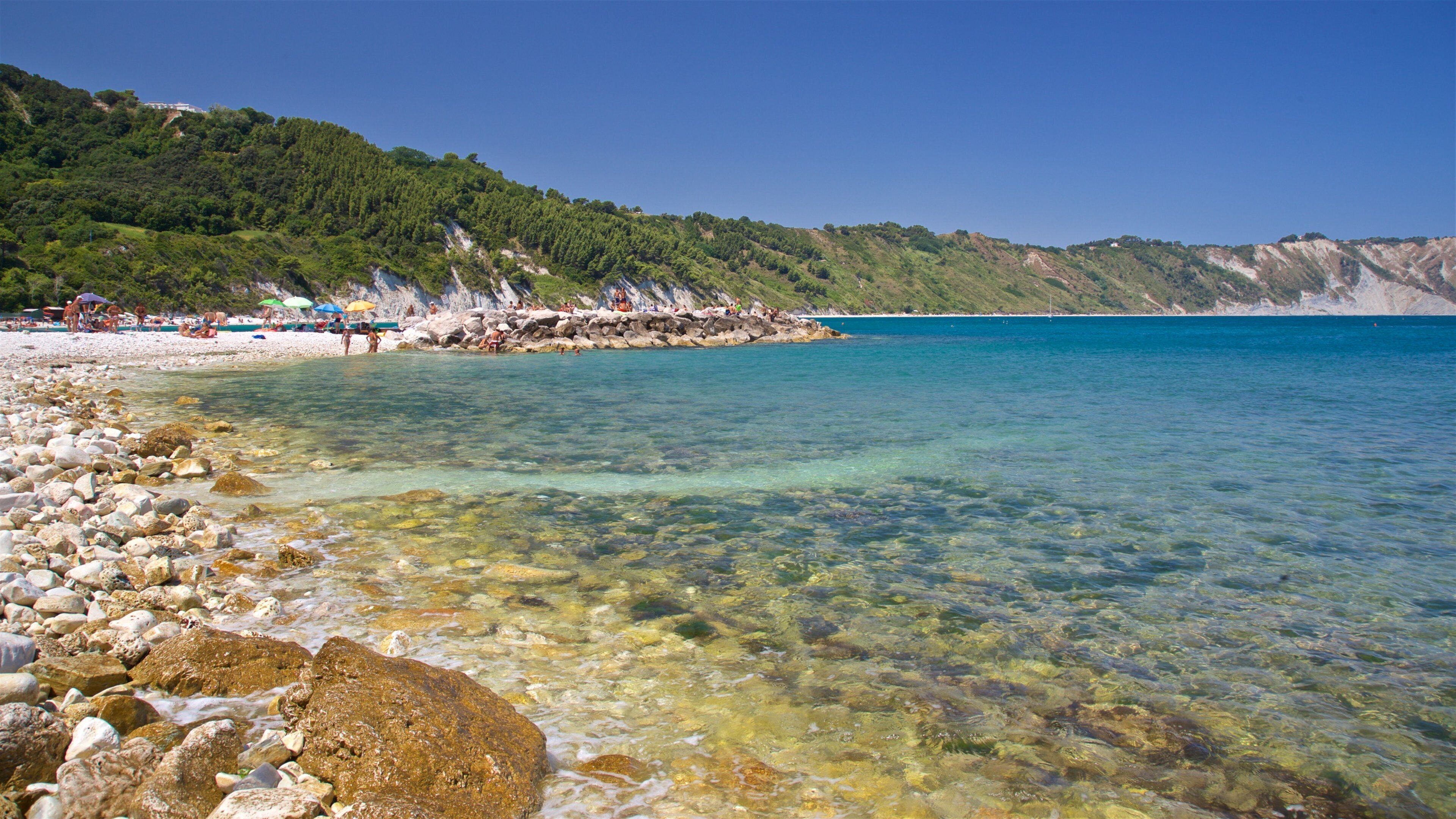 Portonovo som inkluderer strand med småstein og kyst