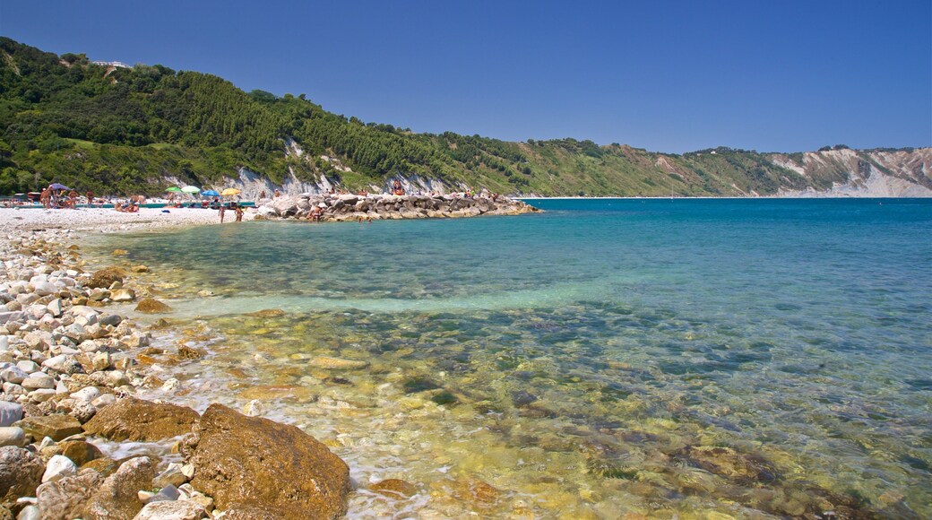 Portonovo som inkluderer strand med småstein og kyst