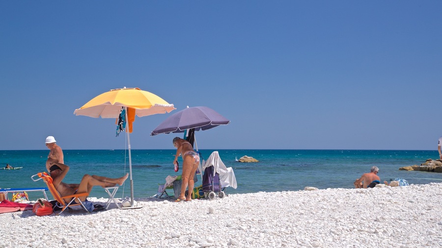 Portonovo inclusief algemene kustgezichten en een kiezelstrand en ook een klein groepje mensen