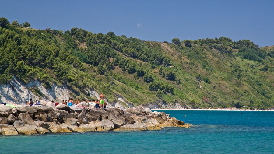 Portonovo caratteristiche di spiaggia di ciottoli e vista della costa cosi come un piccolo gruppo di persone