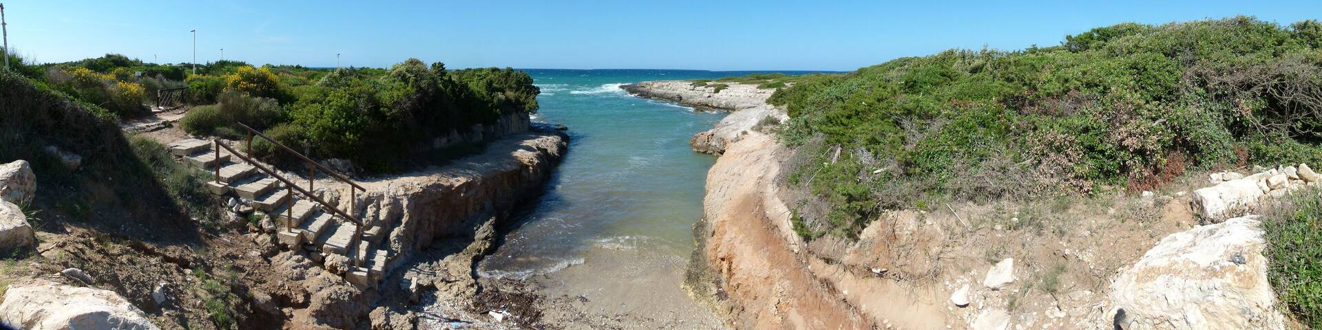 Eine Badebucht bei Torre Santa Sabina, Apulien