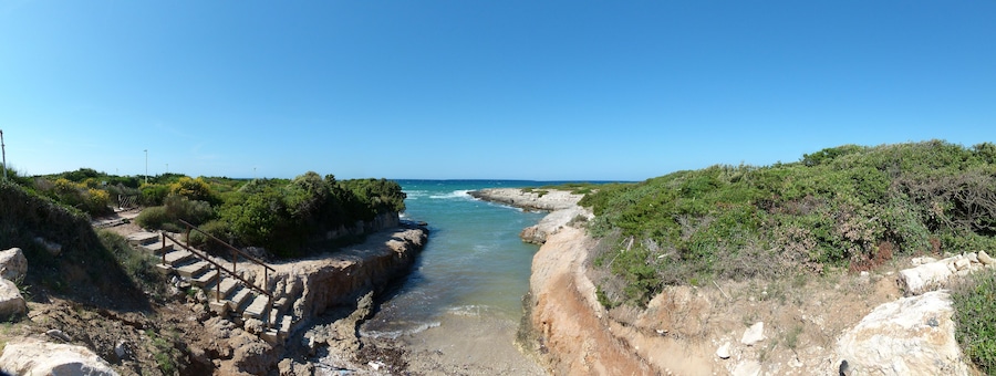 Eine Badebucht bei Torre Santa Sabina, Apulien