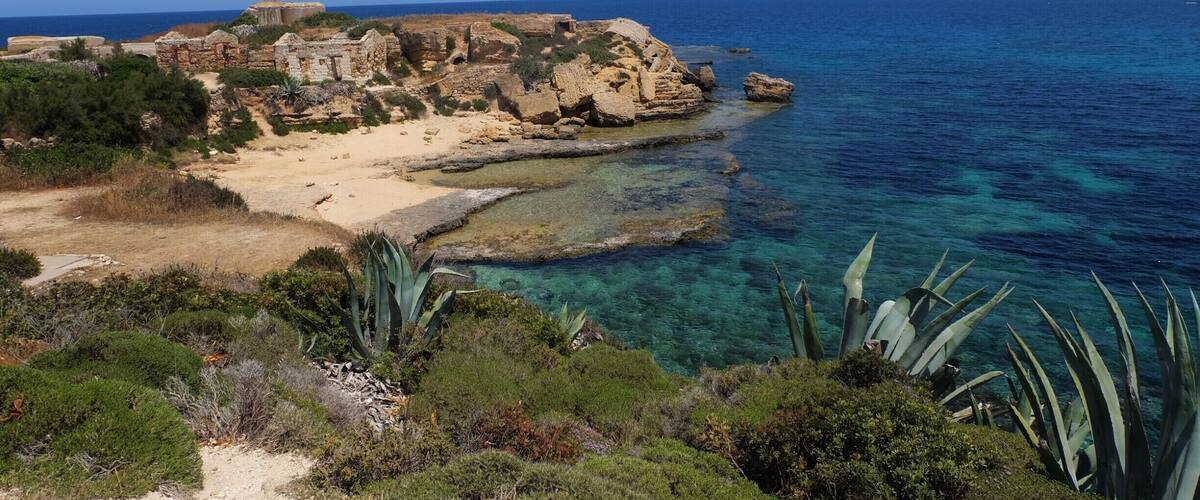 An incredible set of beaches not far away from Siracusa. Definitely worth to visit. It's not crowdy as well! (May) #beachbound
