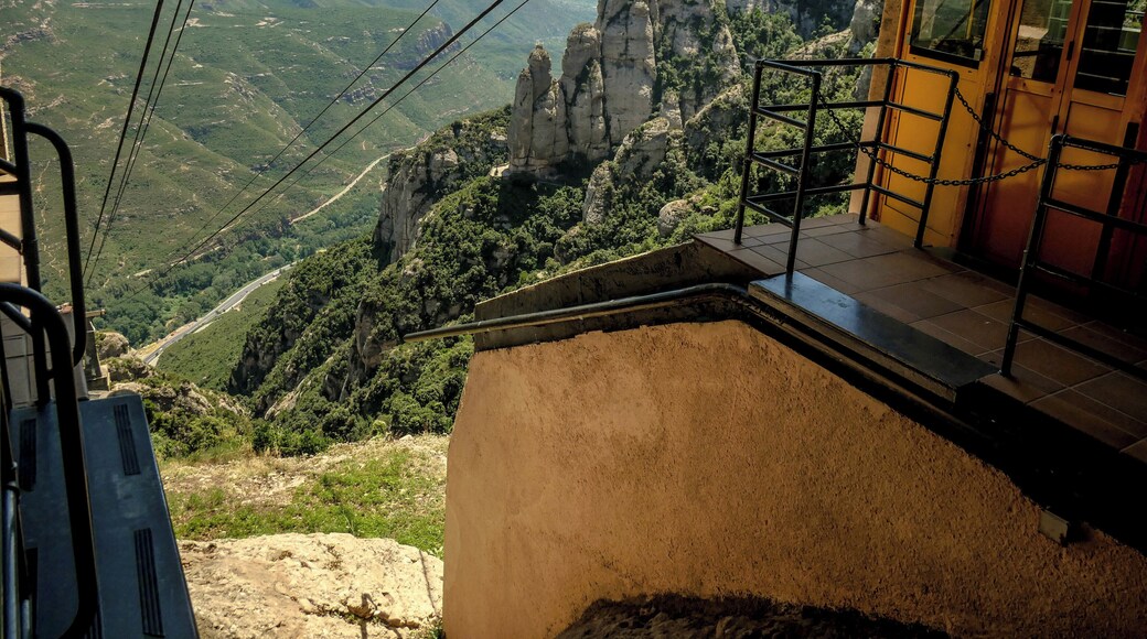When you don't have an elevator, next best thing is a cable car. 😎 #aboveitall #lifeatexpedia