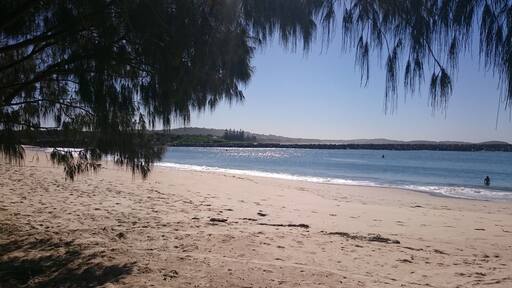 gorgeous little beach sorrounded by parkland, fully protected from the winds. BBQ, toilets and picnic facilities in this tranquil corner. Plenty of shade and a few big walks available from here! Seems to be popular among backpackers and locals, as well as birds!! There were so many of them!!