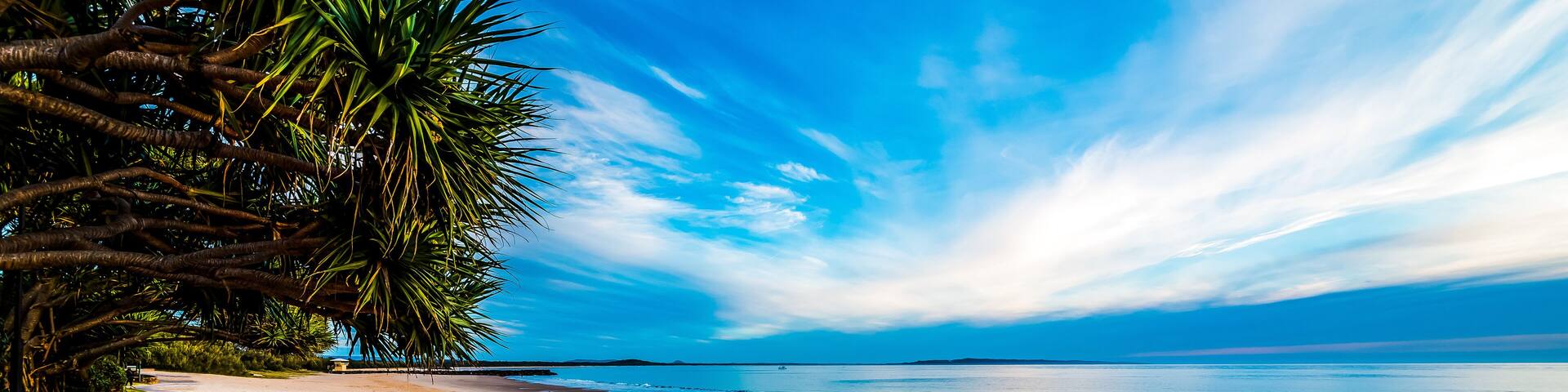 Noosa Main Beach, Boardwalk beach and water