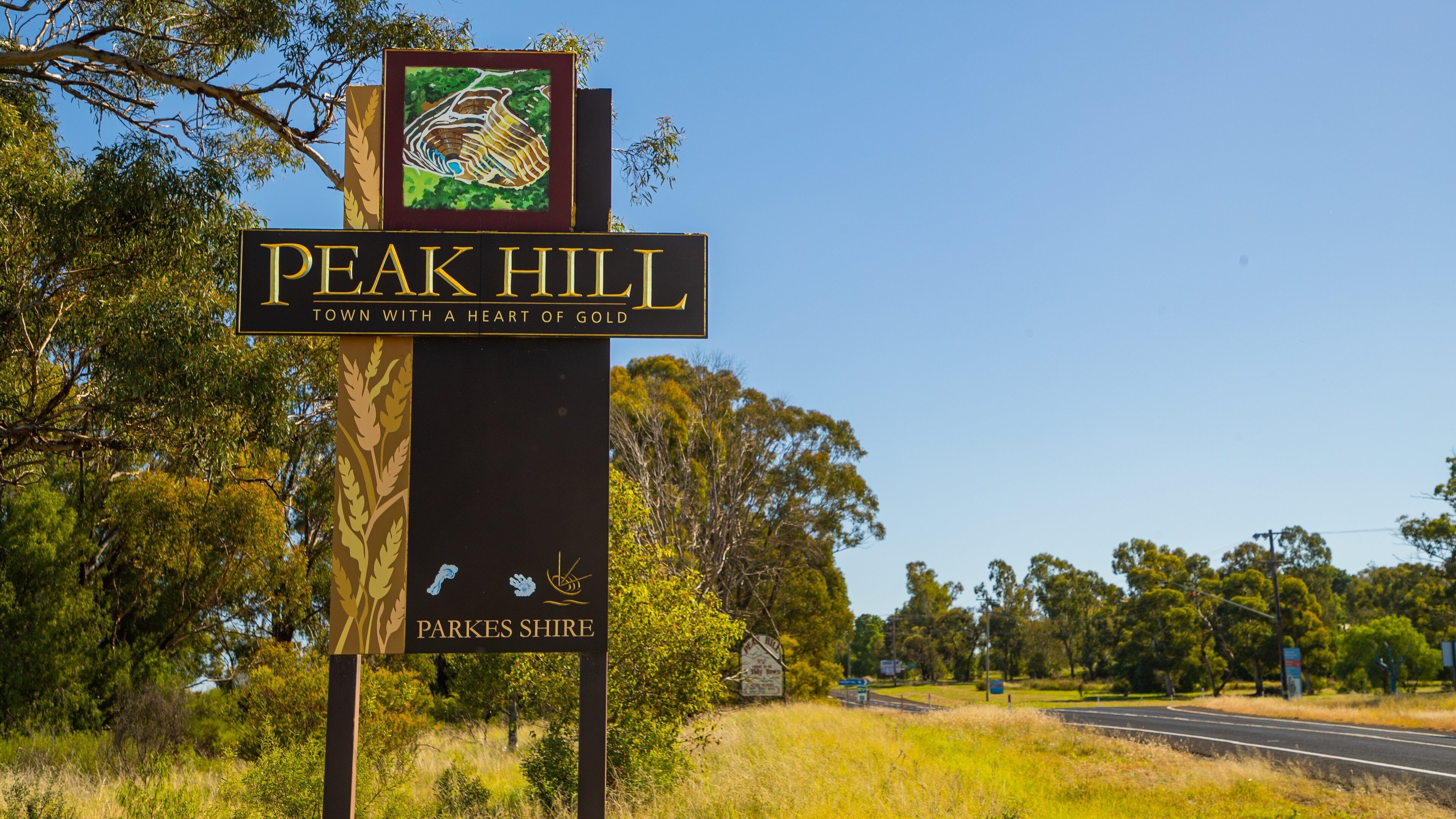 Peak Hill which includes tranquil scenes and signage