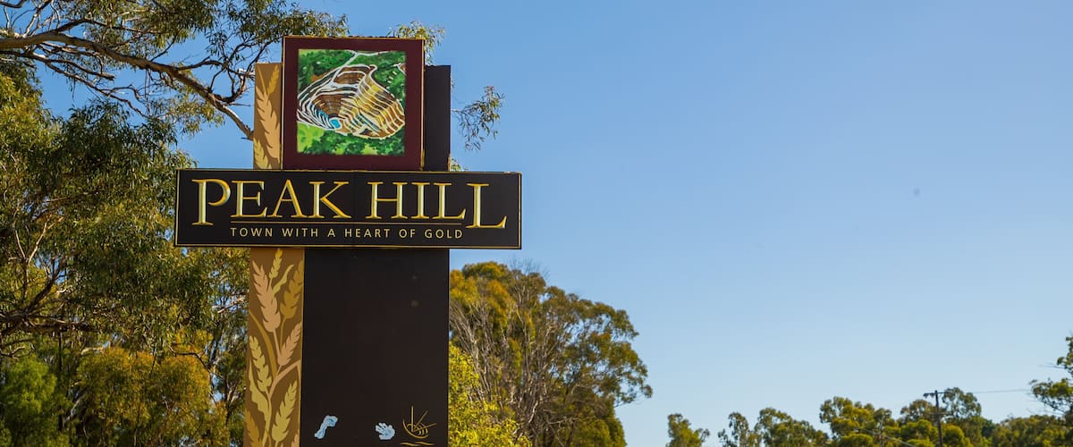 Segnale per Peak Hill, città dal cuore d'oro, e il logo dello Shire di Parkes.