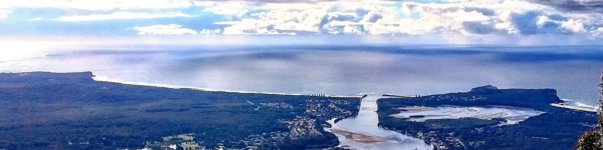 This is the view from the Laurieton Lookout, at the top of North Brother Mountain. Early mornings are the best time to get here. It's only a 10 minute drive or a 45min walk from the city centre and so, so worth it :) #roadtrip #walk #hiking