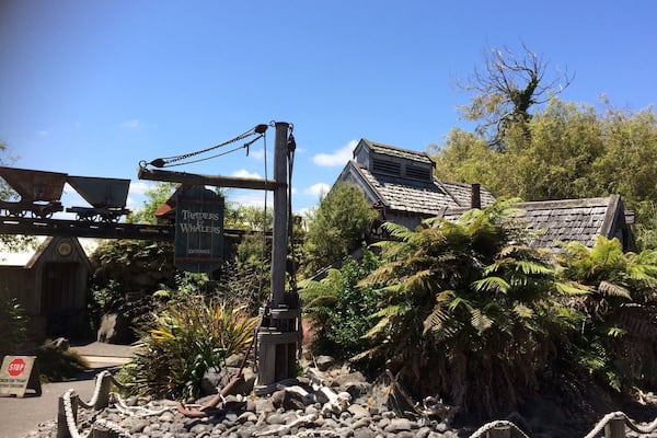 Looking for a place that brings nz & taranaki history to life with figurines & images, then get freaked out when you see real people who you think are part of the exhibition. Amazing!!! Check out the new feature traders & whalers for a boat ride through history. Watch out for the wild pig!!
http://www.tawhitimuseum.co.nz/