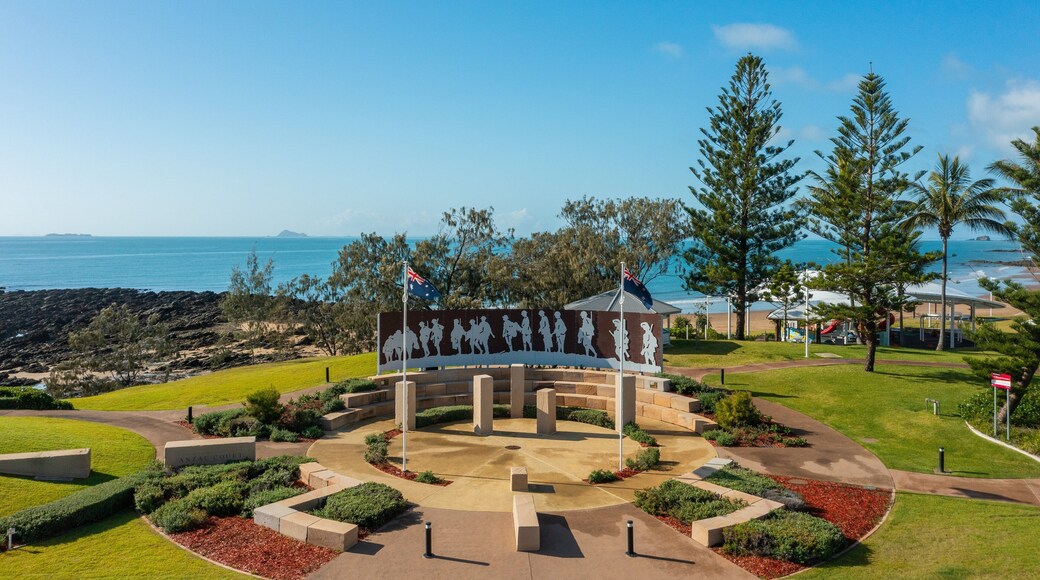 Emu Park which includes a garden