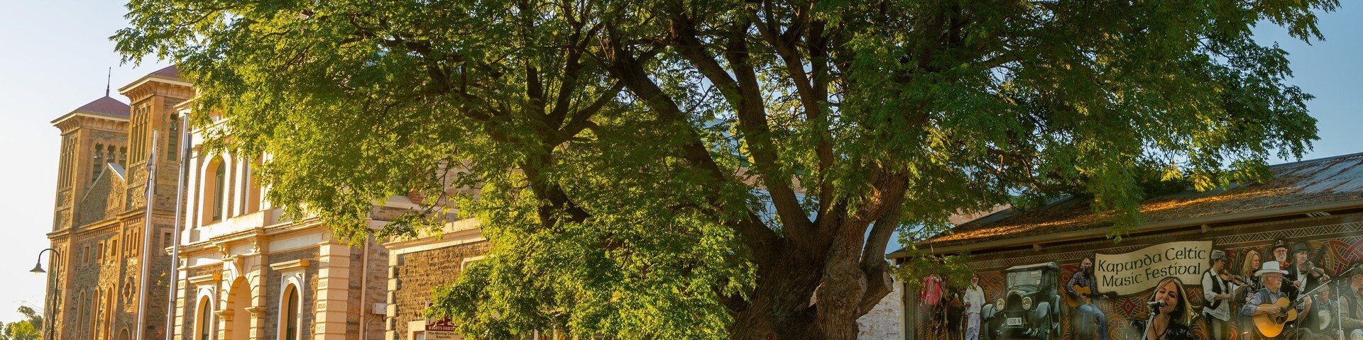 Kapunda which includes heritage architecture and a sunset