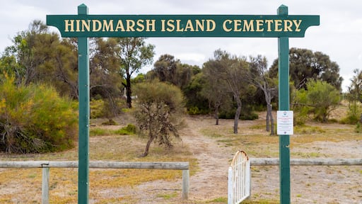 Hindmarsh Island showing tranquil scenes and signage