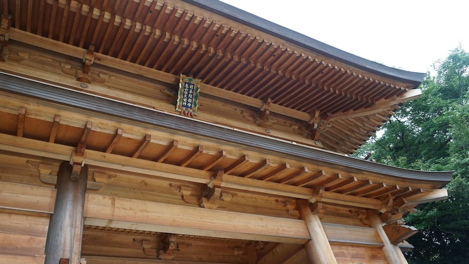 The beautiful entrance gate into Oyamazumi Shrine, made from camphorwood.
Oyamazumi Shrine is located on Omishima, one of the islands in the Seto Inland Sea between Hiroshima prefecture and Ehime Prefecture.
How to get there: On the Shimanami Kaido Highway by car or local bus.