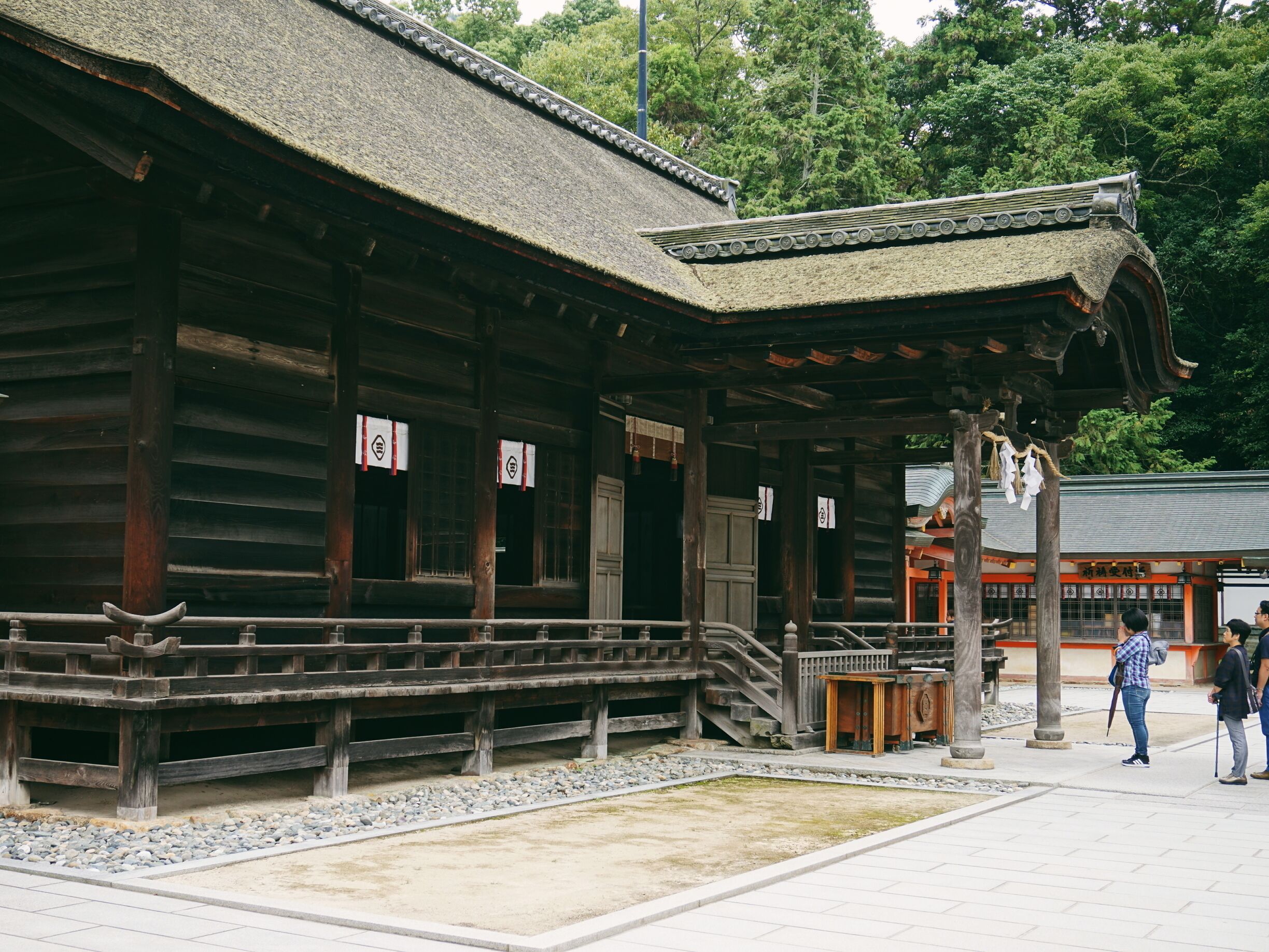 The main building for prayer at Oyamazumi Shrine.

This building was originally built in 1427, but underwent major renovation in 1602. It is made of uncoated wood and has a cyprus bark roof.

How to pray: Throw money in offering box, ring bell to wake god, bow twice, clap twice, pray...and bow once more at the very end.

