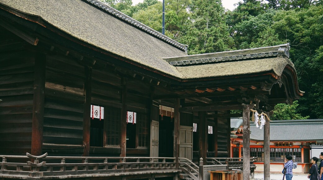 The main building for prayer at Oyamazumi Shrine.
This building was originally built in 1427, but underwent major renovation in 1602. It is made of uncoated wood and has a cyprus bark roof.
How to pray: Throw money in offering box, ring bell to wake god, bow twice, clap twice, pray...and bow once more at the very end.