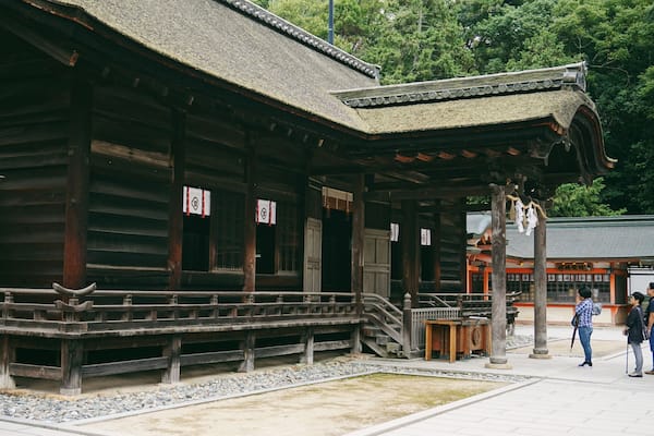 The main building for prayer at Oyamazumi Shrine.
This building was originally built in 1427, but underwent major renovation in 1602. It is made of uncoated wood and has a cyprus bark roof.
How to pray: Throw money in offering box, ring bell to wake god, bow twice, clap twice, pray...and bow once more at the very end.