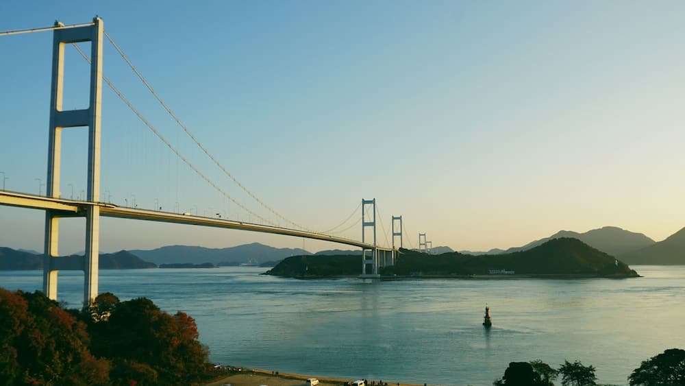 This is the view from Sunrise Itoyama, a cycling facility equipped with retal bikes, hostel, public bath and even a cafe.
Many people who cycle across the Shimanami Kaido use this spot to rest and refuel. Isn't the view fantastic?
