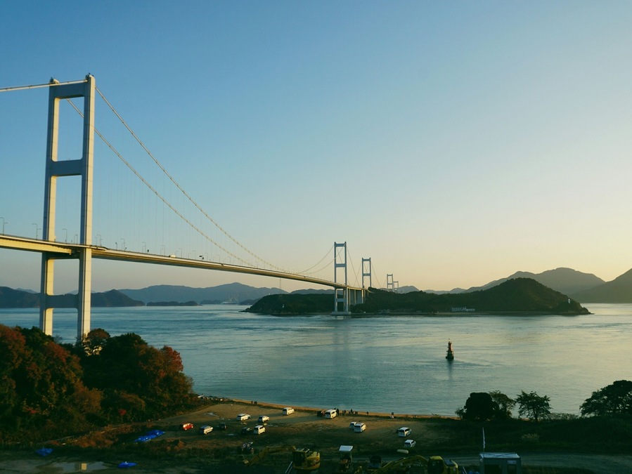 This is the view from Sunrise Itoyama, a cycling facility equipped with retal bikes, hostel, public bath and even a cafe.
Many people who cycle across the Shimanami Kaido use this spot to rest and refuel. Isn't the view fantastic?