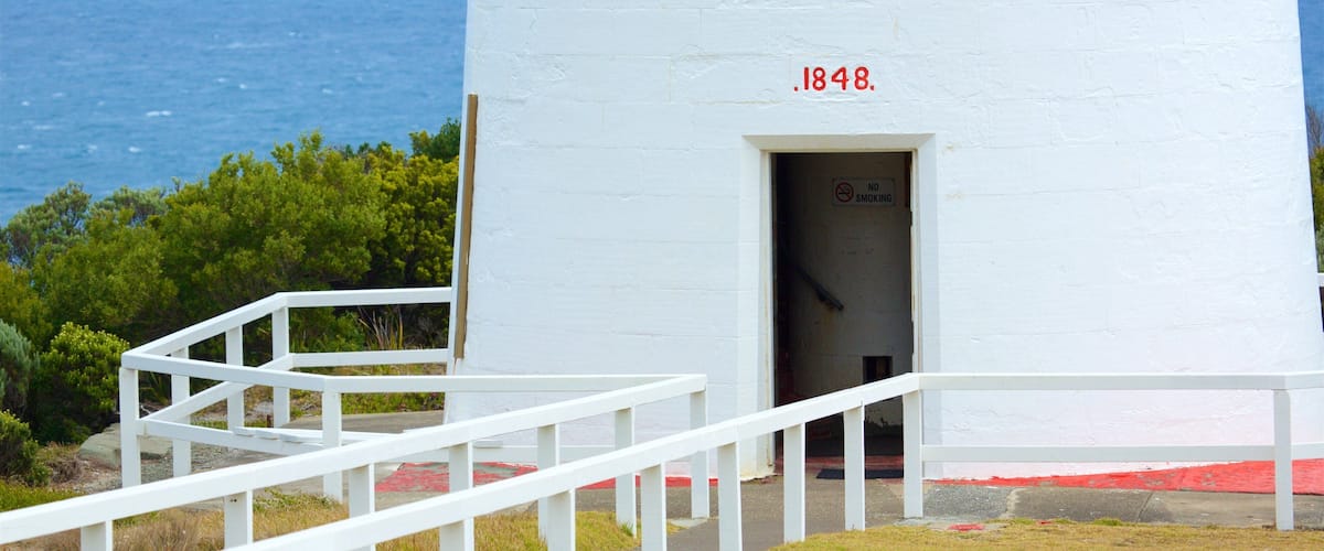 Apollo Bay mettant en vedette patrimoine historique, phare et vues littorales