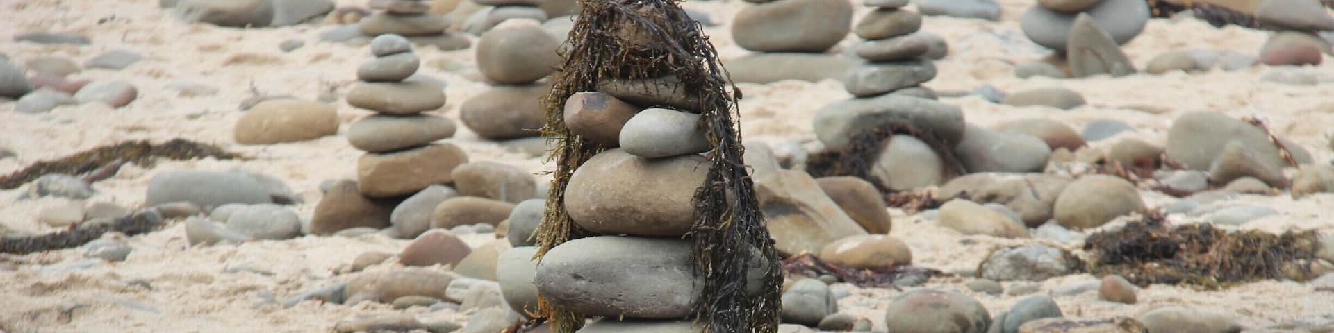 Highly recommend seeing the rock stacks where Carisbrook creek meets the sea. You can easily spend a long time here looking at how different groups have styled their rock stacks. A lot of creativity shown!
The parking here can get a bit crowded. Combine with a trip to Kennett River #lovemytown