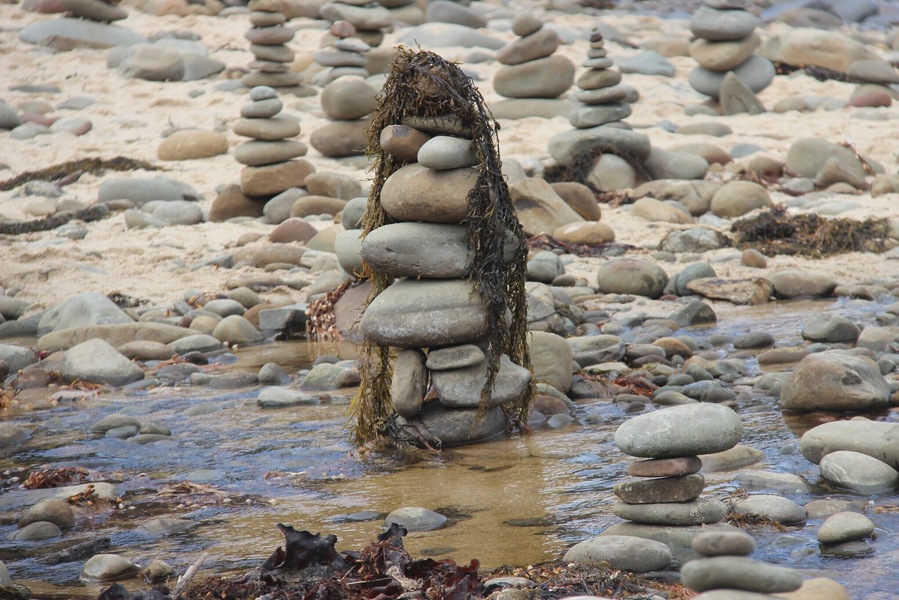 Highly recommend seeing the rock stacks where Carisbrook creek meets the sea. You can easily spend a long time here looking at how different groups have styled their rock stacks. A lot of creativity shown!
The parking here can get a bit crowded. Combine with a trip to Kennett River #lovemytown